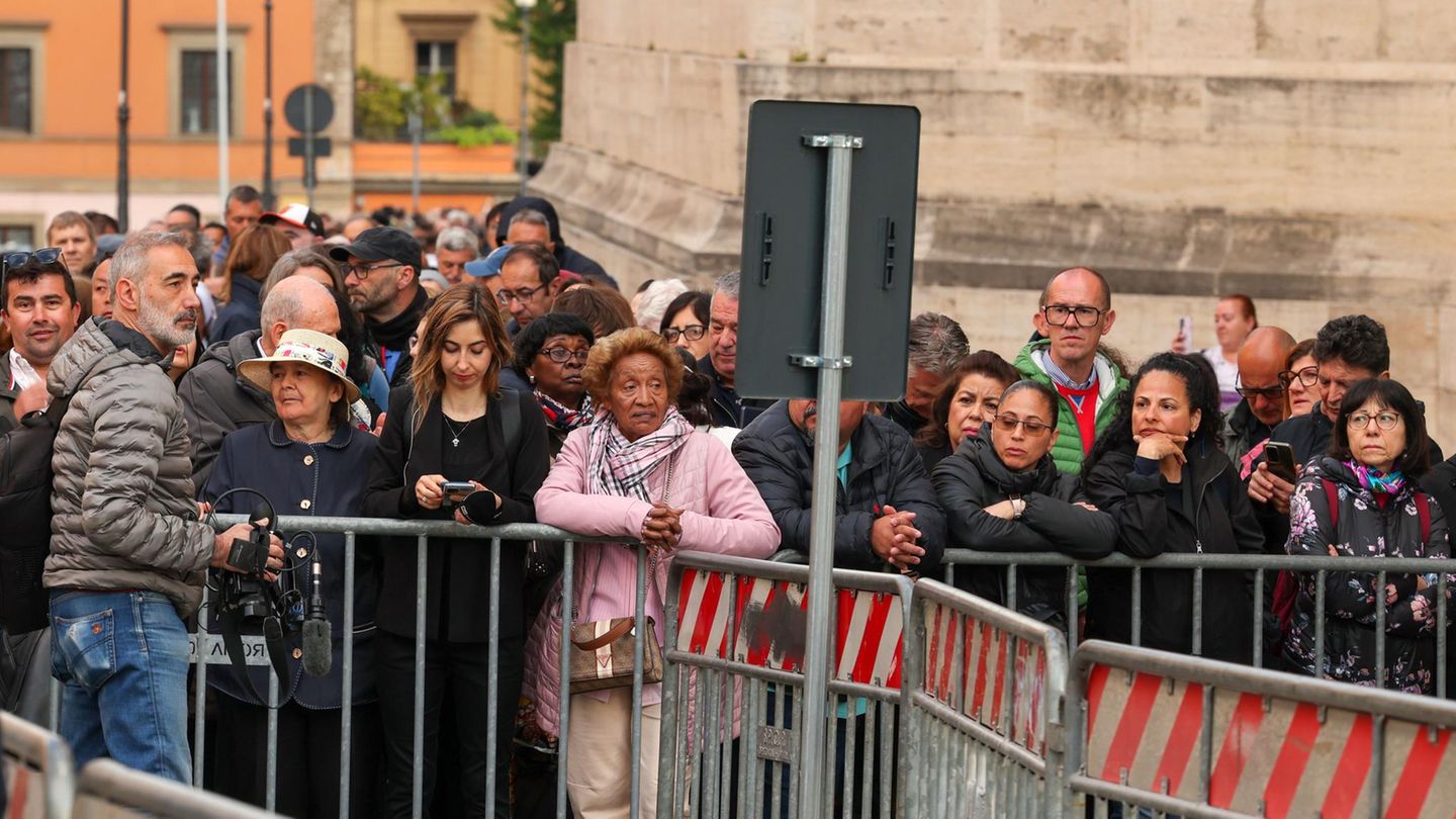 Schon am Morgen stehen Menschen Schlange, um das Grab von Papst Franziskus zu besuchen