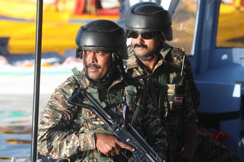 Indische paramilitärische Soldaten in Kaschmirs Millionenstadt Srinagar