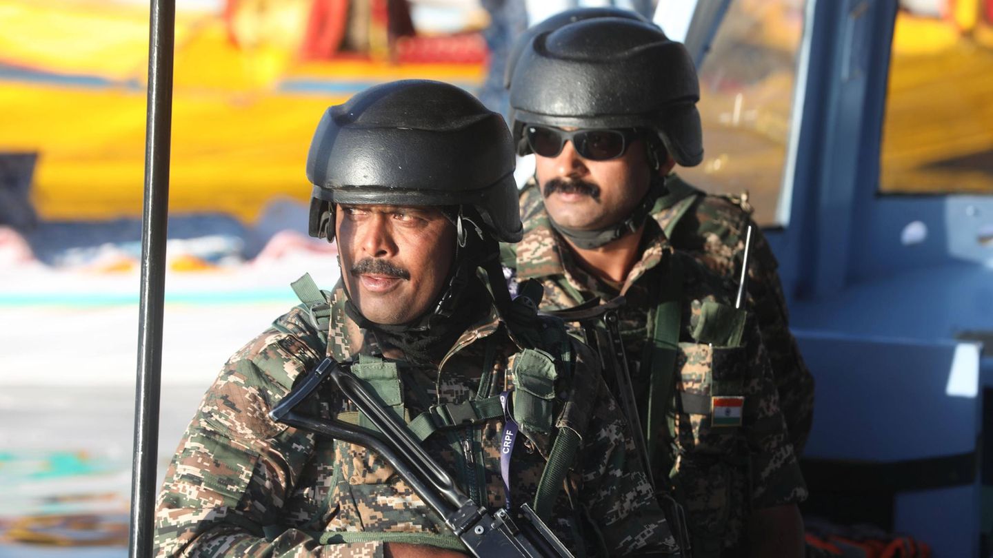 Indische paramilitärische Soldaten in Kaschmirs Millionenstadt Srinagar