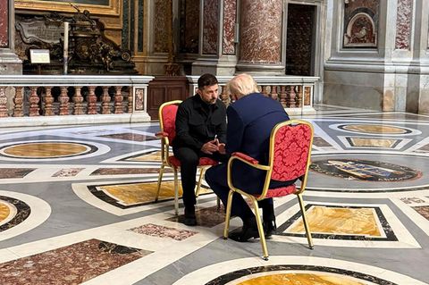 Experte ueber Foto von Donald Trump und Selenskyj
