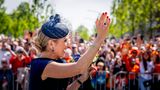 Königin Maxima grüßt die Bürgerinnen und Bürger, die nach Doetinchem gekommen sind