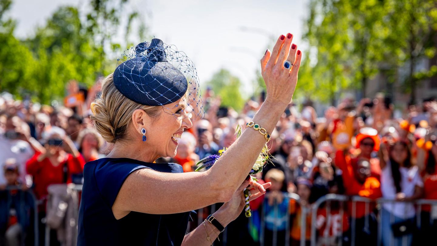 Königin Maxima grüßt die Bürgerinnen und Bürger, die nach Doetinchem gekommen sind