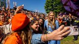 Für Selfies posieren gehört auch zu den royalen Pflichten. Hier lässt sich Prinzessin Amalia fotografieren