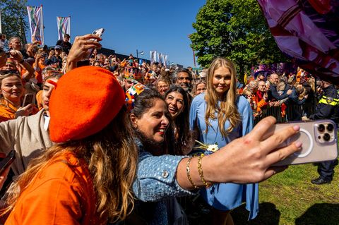 Für Selfies posieren gehört auch zu den royalen Pflichten. Hier lässt sich Prinzessin Amalia fotografieren