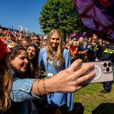 Für Selfies posieren gehört auch zu den royalen Pflichten. Hier lässt sich Prinzessin Amalia fotografieren