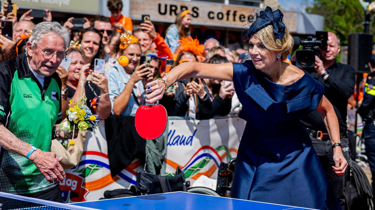 Auch sportlich geht es zu. Königin Maxima muss zum Schläger greifen