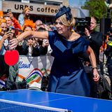 Auch sportlich geht es zu. Königin Maxima muss zum Schläger greifen