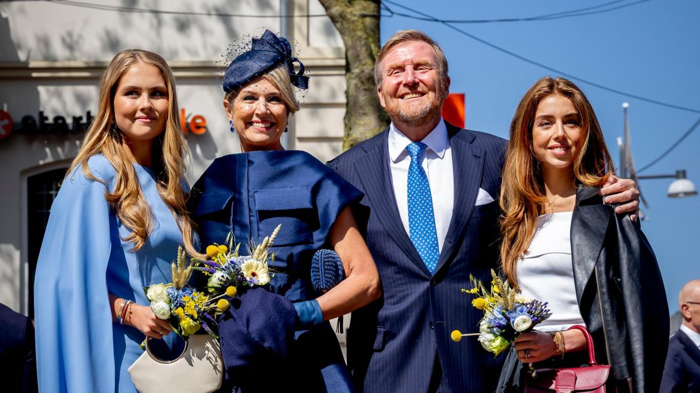 Die niederländische Königsfamilie: Prinzessing Amalia, Königin Maxima, König Willem-Alexander und Prinzessin Alexia. Prinzessin Ariane fehlte studienbedingt. Jedes Jahr am steht am 27. April der Königstag an. Nur, wenn der 27. auf einen Sonntag fällt, findet der Feiertag schon samstags am 26. April statt. So war es auch in diesem Jahr. 