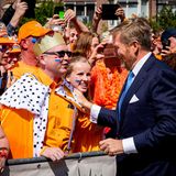 Viele Gäste kommen in der niederländischen Landesfarbe Orange. Und manche mimen sogar selbst einen Royal