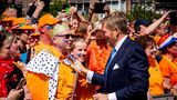 Viele Gäste kommen in der niederländischen Landesfarbe Orange. Und manche mimen sogar selbst einen Royal