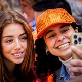 Auch Amalias Schwester Alexia posiert freundlich lächelnd