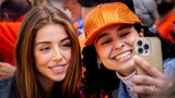 Auch Amalias Schwester Alexia posiert freundlich lächelnd