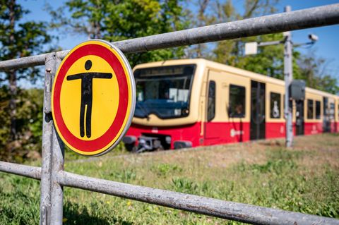 Ein Verbotsschild, aufgenommen am Berliner S-Bahnhof Nikolassee