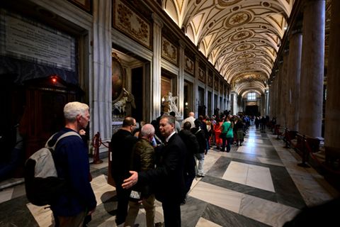 Menschen stehen Schlange vor dem Grab des Papstes in Rom
