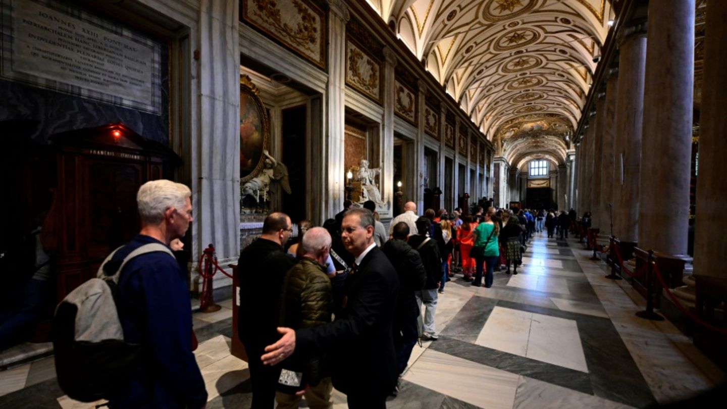 Menschen stehen Schlange vor dem Grab des Papstes in Rom