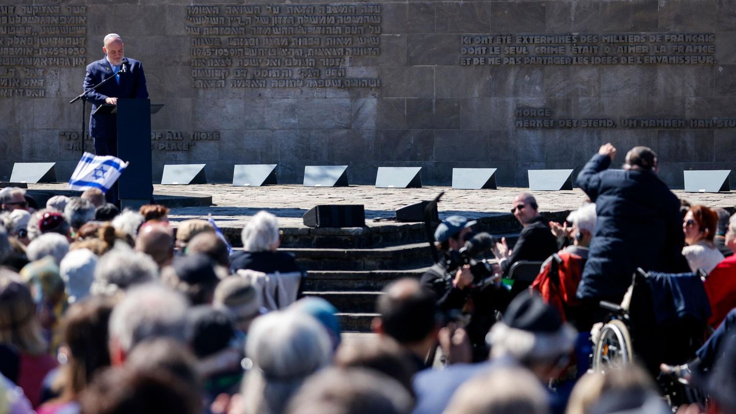 Gedenkfeier in Bergen-Belsen: Der israelische Botschafter Ron Prosor hält eine Rede