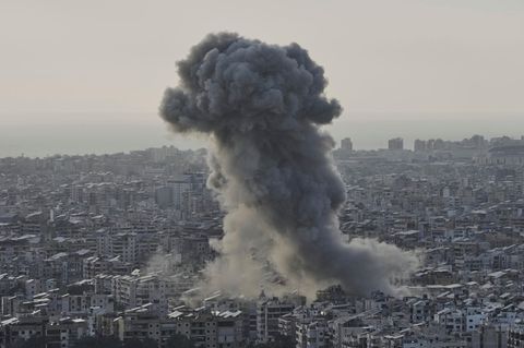 Nach einem israelischen Luftangriff auf Dahieh im südlichen Vorort von Beirut steigt Rauch auf
