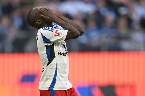 Jean-Luc Dompé vom HSV schlägt sich beide Hände vors Gesicht