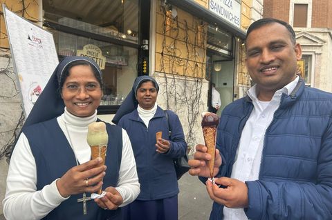 Ordensschwester Maria (links) wünscht sich einen asiatischen Papst. Sie reiste für die Beerdigung von Franziskus aus Indien an