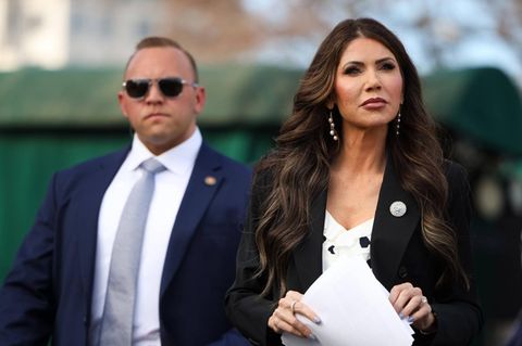 US-Heimatschutzministerin Kristi Noem läuft, neben ihr ein Agent des Secret Service