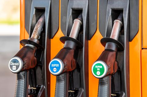 Benzinpreis: Die Hebel an der Zapfsäule einer Tankstelle