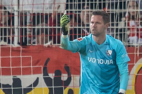 Bochums Keeper Patrick Drewes hält das Feuerzeug hoch, das ihn getroffen hat