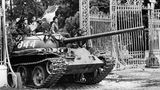 Panzer der nordvietnamesischen Volksarmee vor dem Unabhängigkeitpalast