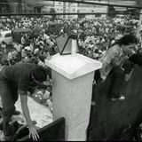 Menschen klettern über den hohen Zaun der US-Botschaft