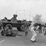 Südvietnamesische Soldaten und westliche TV-Reporter rennen vor einer Explosion auf der Newport Bridge in Saigon weg