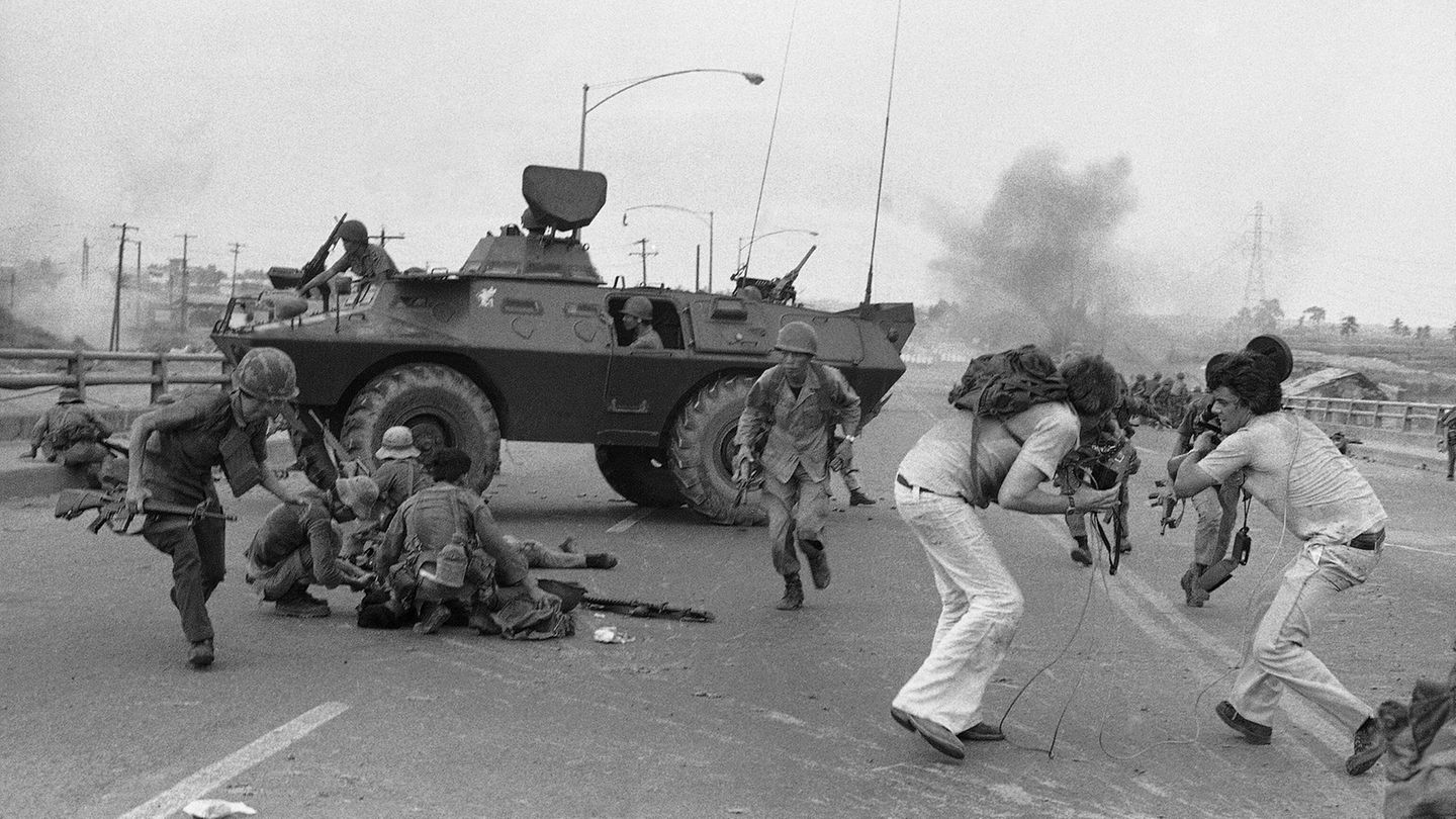 Südvietnamesische Soldaten und westliche TV-Reporter rennen vor einer Explosion auf der Newport Bridge in Saigon weg