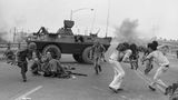 Südvietnamesische Soldaten und westliche TV-Reporter rennen vor einer Explosion auf der Newport Bridge in Saigon weg