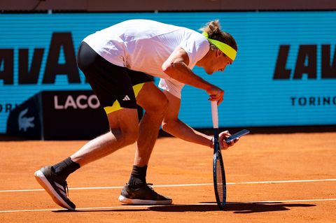 Alexander Zverev als Beschwerdeführer mit Smartphone auf dem Tenniscourt im Einsatz