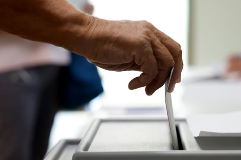 Stimmabgabe an Wahlurne