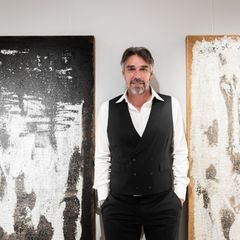 Michael Stich, Künstler und ehemaliger Tennisspieler, vor seinen Gemälden