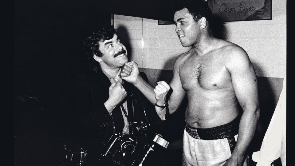 Muahmmad Ali mit stern-Fotograf Volker Hinz, dem er aus Spaß die Faust unters Kinn hält Muahmmad Ali mit stern-Fotograf Volker Hinz, dem er aus Spaß die Faust unters Kinn hält