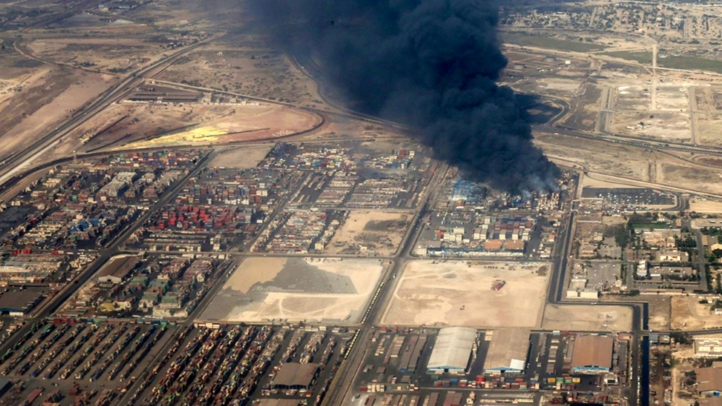 Großbrand nach der Explosion im Hafen Schahid Radschai