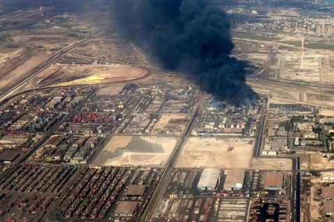 Großbrand nach der Explosion im Hafen Schahid Radschai