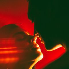 Orgasmus: Frau und Mann küssen sich