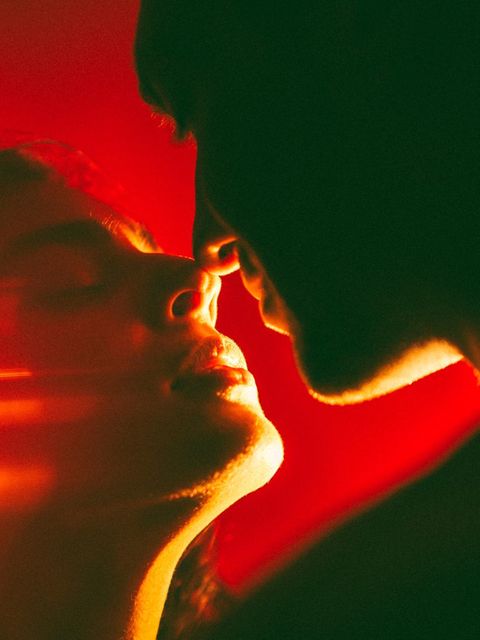 Orgasmus: Frau und Mann küssen sich