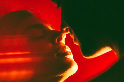 Orgasmus: Frau und Mann küssen sich