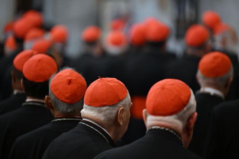 Kardinäle erweisen dem verstorbenen Papst Franziskus am Grab die letzet Ehre