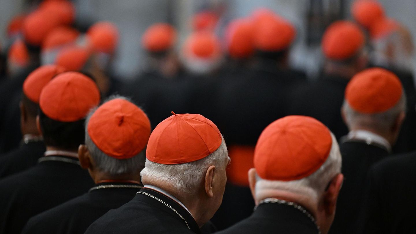 Kardinäle erweisen dem verstorbenen Papst Franziskus am Grab die letzet Ehre