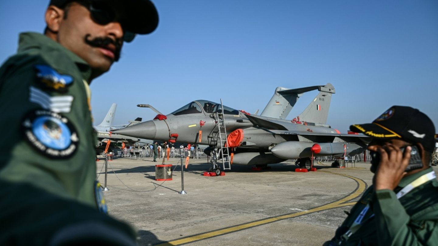 Indische Soldaten vor einem Rafale-Kampfflugzeug