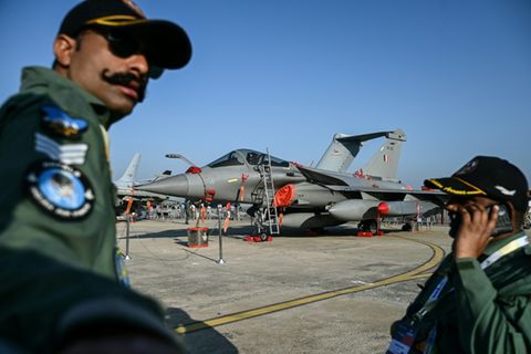 Indische Soldaten vor einem Rafale-Kampfflugzeug