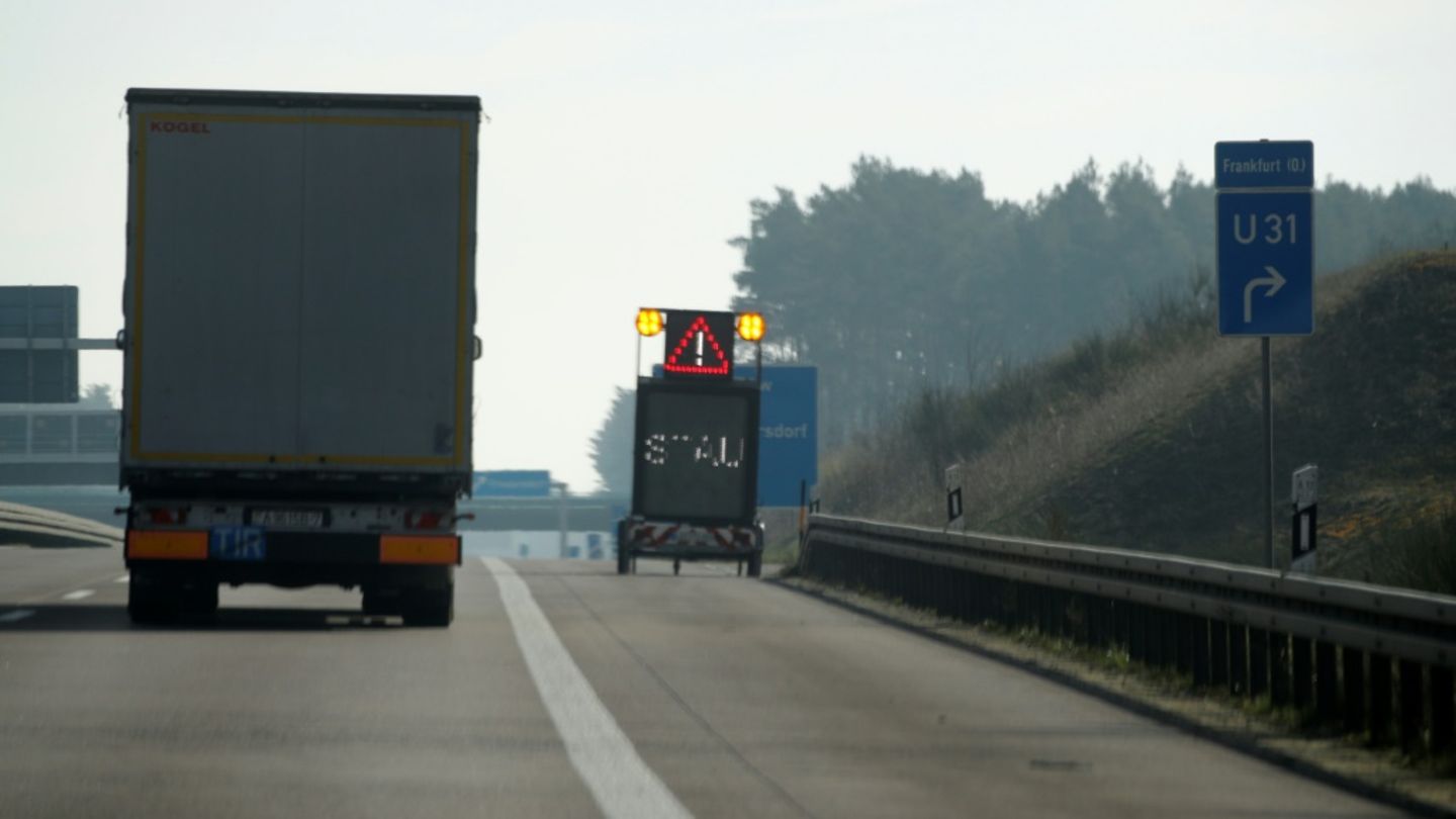 Lastwagen auf Autobahn
