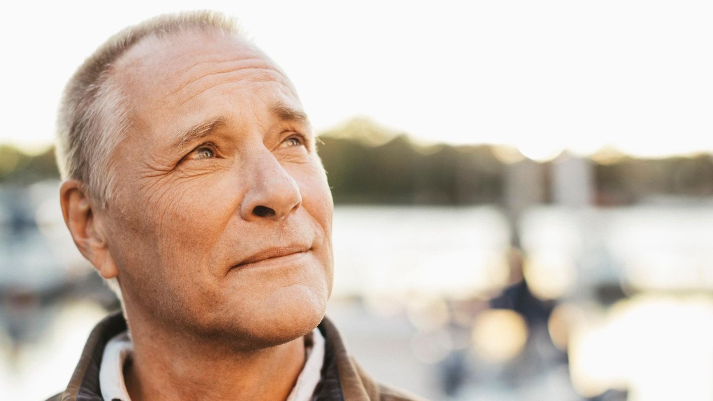 Ein Mann in den Sechzigern denkt nach: Will er spät Vater werden?
