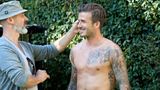 Ein Stylist streicht Beckham durch die Haare, er wird für eine Fotoshooting zurechtgemacht, sein Oberkörper ist nackt