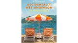 Allerhand besondere Reiseziele und Orte im Stil des bekannten Filmemachers sammelt der Bildband "Accidentally Wes Anderson. Neue filmreife Reiseziele", Dumont Verlag 2024, 368 Seiten, erhältlich u. a. bei Amazon und Thalia 