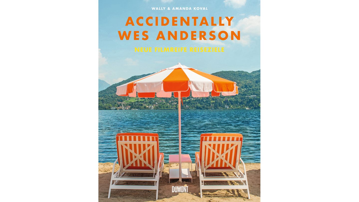 Allerhand besondere Reiseziele und Orte im Stil des bekannten Filmemachers sammelt der Bildband "Accidentally Wes Anderson. Neue filmreife Reiseziele", Dumont Verlag 2024, 368 Seiten, erhältlich u. a. bei Amazon und Thalia 