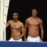 David Bekcham und sein Teamkollege Ashley Cole mit nackten Oberkörpern und weißen Shorts bei der EM 2006